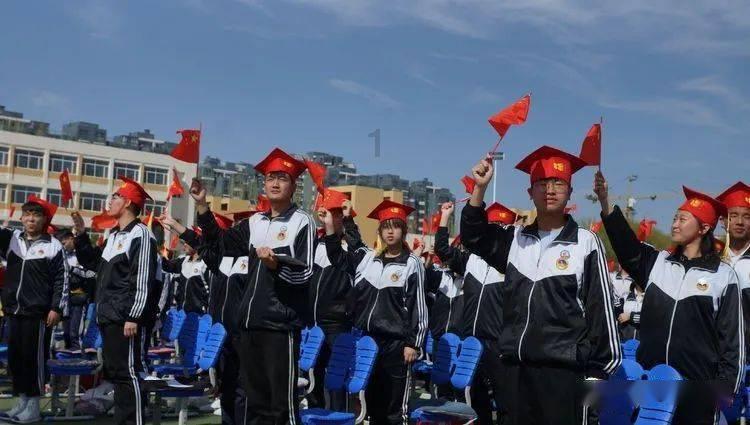 逃离残破的船只